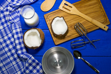 Ingredientes para bolo de coco sobre a mesa de madeira azul tropical do Brasil