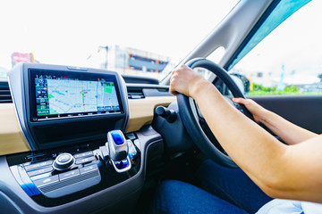 Naklejka premium [交通イメージ] 安全運転で法定速度を守って一般道を走行する女性ドライバーのシーン（パーツカット）