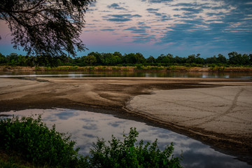 Obraz premium Sonnenaufgang im Luangwa River Camp