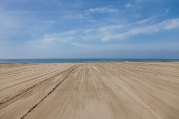 Fototapeta na wymiar Forte dei Marmi, la spiaggia durante i preparativi in primavera