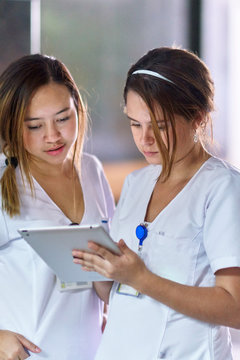 Medicine students using a tablet