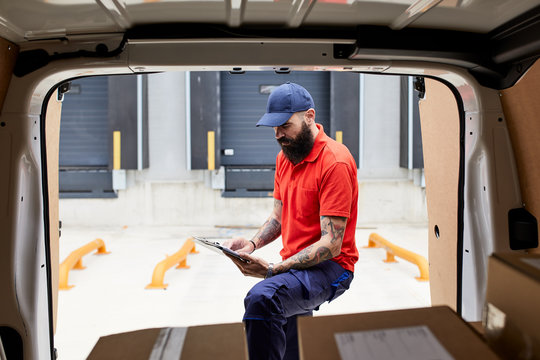 Packman with cargo list at truck.