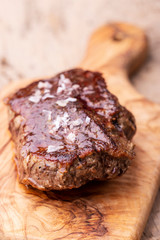 gegrilltes saftiges Steak auf Olivenholz