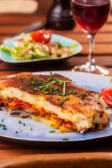 griechisches Moussaka Gericht auf einem Teller