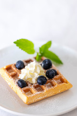 belgische Waffel mit Heidelbeeren