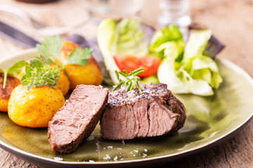 gegrilltes saftiges Steak auf dem Teller