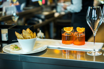 Bicchieri con cocktail arancione e spicchio d'arancio