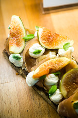 Bruschetta con prosciutto crudo, mozzarella e fichi 