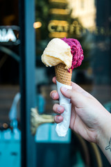 Gelato due gusti viene tenuto in posa da mano 