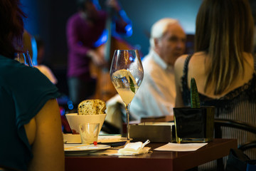 Bicchiere di bino bianco in locale elegante
