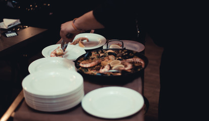 paella viene servita in piatti bianchi 