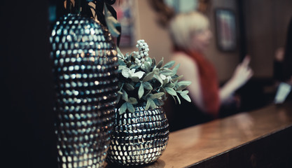 decorazione su bancone reception 