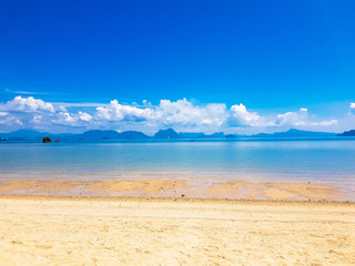 Beautiful blue horizon, seen from the beach of an island of Thailand.