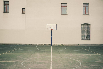 Urban basketball court - obrazy, fototapety, plakaty