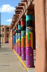 Fototapeta premium Kolorowe kolumny w Santa Fe w Nowym Meksyku