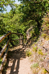 Dorf Tirol, Herrschaftsweg, Tiroler Kreuz, Wanderweg, Wald, Schlosswald, Vinschgau, Südtirol, Sommer, Italien