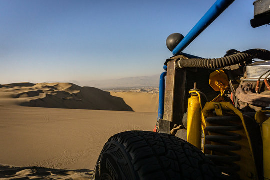 Areneros tubulares en Huacachina , Ica, Per&uacute;
