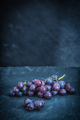 Weintrauben auf Schieferplatte - 281123610
