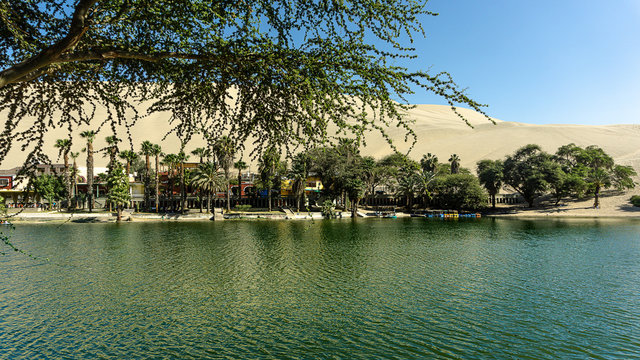 Turistica laguna Huacachina en ica