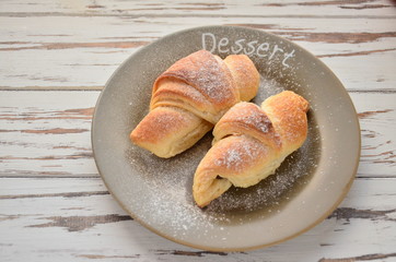  Rouge croissant with icing sugar