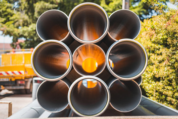 Tuyaux de chantier public entassés
