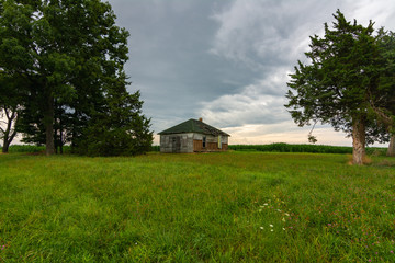 Obraz premium Abandoned farmhouse at sunrise