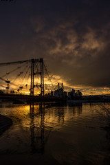 Obraz premium atardecer en el puente