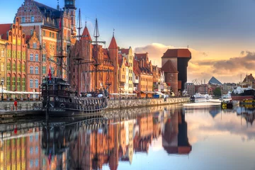 Tuinposter Schip Gdansk met prachtige oude stad over de Motlawa-rivier bij zonsopgang, Polen.