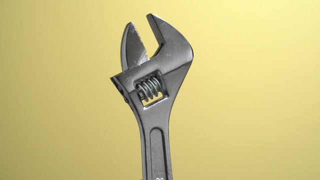Llave inglesa sobre fondo amarillo, detalle