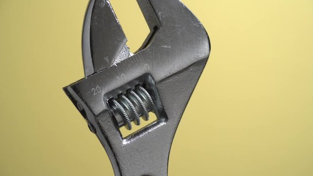 Llave inglesa sobre fondo amarillo, detalle