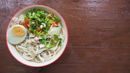 I like to eat noodles, especially small strips.