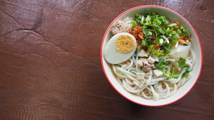 I like to eat noodles, especially small strips.