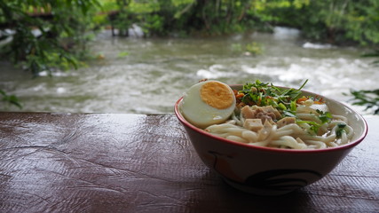 I like to eat noodles, especially small strips.