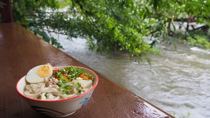 I like to eat noodles, especially small strips.