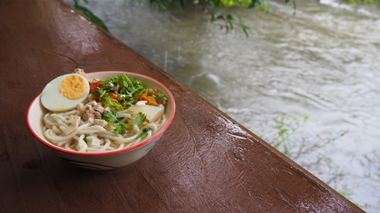 I like to eat noodles, especially small strips.