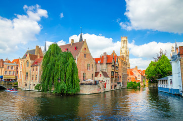 Fototapeta premium Piękny kanał i tradycyjne domy na starym mieście w Brugii (Brugge), Belgia