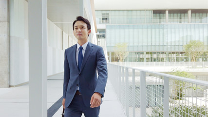 Fototapeta premium 歩くビジネスマン