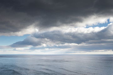 Fototapeta na wymiar dramatic sky and ocean