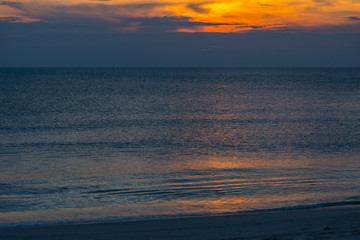 Obraz premium Siluette sunset at the beach