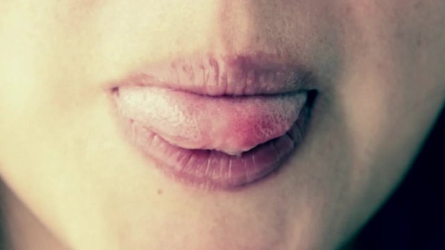 Time Lapse en Close up de los labios de una mujer cambiando de gesto