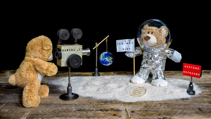 ein Teddy auf dem Mond