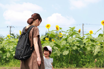 妊娠中のママのお腹に触れる子供