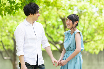 Obraz premium 公園を散歩するカップル