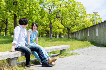 公園で談笑するカップル