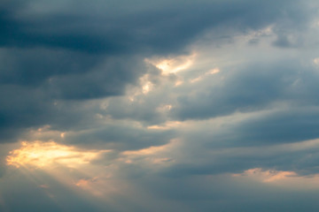 Obraz premium Dramatic picturesque colorful skies with cloud and picturesque sunbeams before sunset