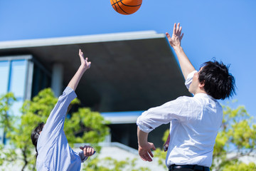 バスケをする男女