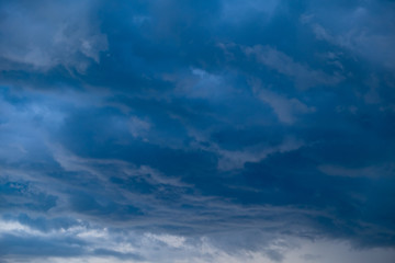 Fototapeta premium Światło w ciemności i dramatycznego tła burzowych chmur