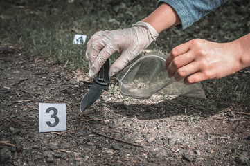 Obraz premium Investigator collects evidence - crime scene investigation