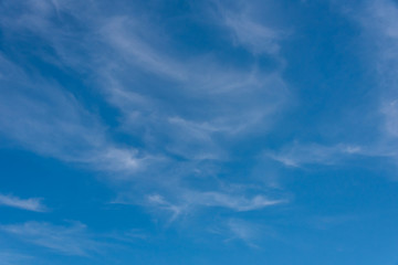 Obraz premium Wispy Thin Clouds in a Blue Sky on a Windy Day