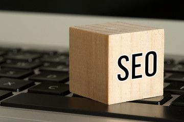Ein Computer und SEO Search Engine Optimization
